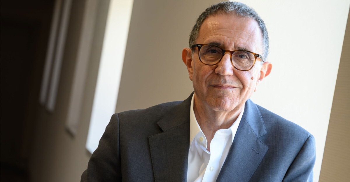 Félix Palomero analiza los detalles de la nueva temporada de la OCNE. Foto: Rafa Martín.