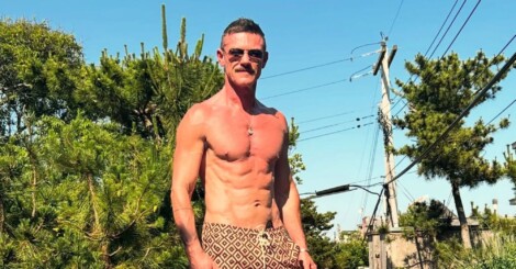 Luke Evans deja sin palabras a sus fans con un (diminuto) bañador