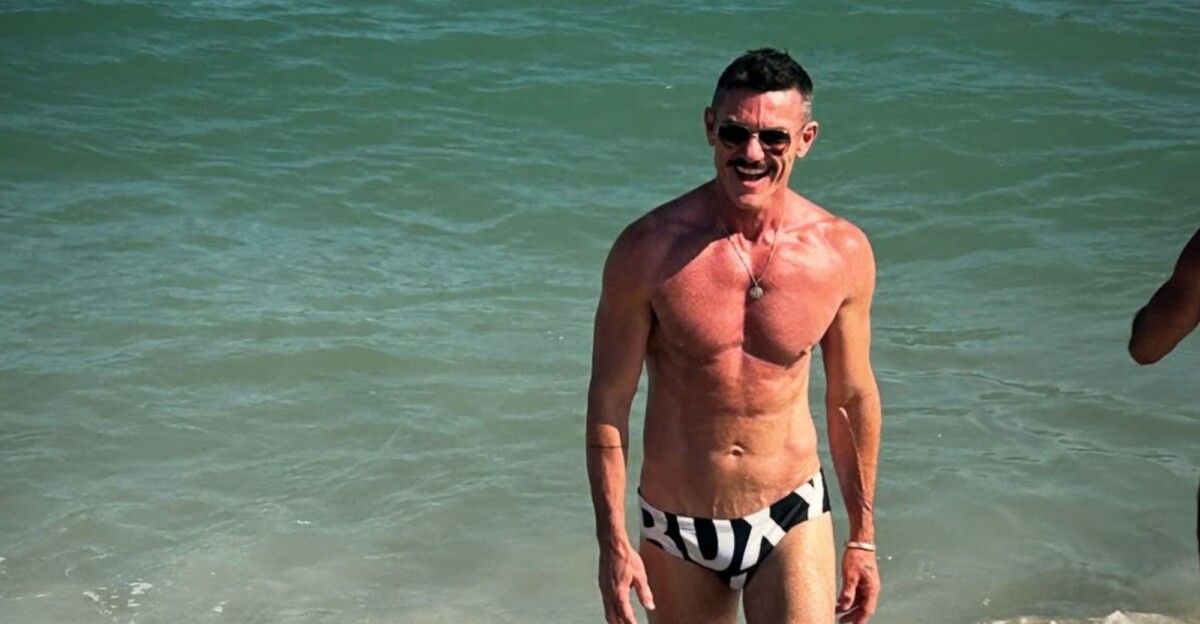 Luke Evans deja sin palabras a sus fans con un (diminuto) bañador