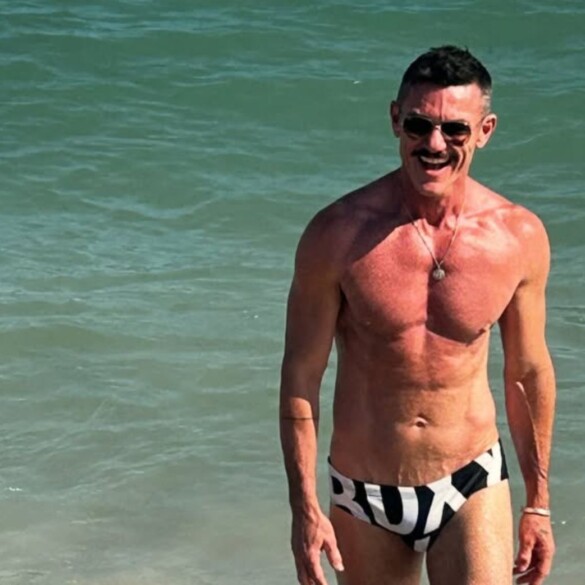 Luke Evans deja sin palabras a sus fans con un (diminuto) bañador
