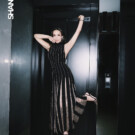 Nadine Sierra posa para la portada de 'Shangay' con un vestido de <a href="https://isabelsanchis.com/" target="_blank" rel="noopener">Isabel Sanchis</a> joyas de <a href="https://www.swarovski.com/es-ES/?utm_source=google&utm_medium=cpc&utm_campaign=ES_ES_Search_Branded_Core_Exact&utm_adgroup=122926450765&utm_term=swarovski&utm_id=13830121361&creative=758227942259&device=c&placement=&gad_source=1&gad_campaignid=13830121361&gbraid=0AAAAADgqjmzbdmu-0QJfFMbtDgGAfrJe7&gclid=Cj0KCQjw94bTBhDQARIsAN3vv0zO_r841ZnL1PEOw3n4-g5OW82K3rF5iAWhprozAs56yKksQnv1r1AaAt90EALw_wcB">Swarovski</a> y zapatos de <a href="https://www.instagram.com/lilyandyou.shoes?igsh=MXRqMWo3d2NoMmd3ZQ%3D%3D" target="_blank" rel="noopener">Lily&You</a>. Foto: Salva Musté.