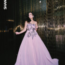 Nadine Sierra posa para la portada de 'Shangay' con un vestido de <a href="https://www.amarcaatelier.com/" target="_blank" rel="noopener">Amarca</a> y  joyas de <a href="https://www.swarovski.com/es-ES/?utm_source=google&utm_medium=cpc&utm_campaign=ES_ES_Search_Branded_Core_Exact&utm_adgroup=122926450765&utm_term=swarovski&utm_id=13830121361&creative=758227942259&device=c&placement=&gad_source=1&gad_campaignid=13830121361&gbraid=0AAAAADgqjmzbdmu-0QJfFMbtDgGAfrJe7&gclid=Cj0KCQjw94bTBhDQARIsAN3vv0zO_r841ZnL1PEOw3n4-g5OW82K3rF5iAWhprozAs56yKksQnv1r1AaAt90EALw_wcB" target="_blank" rel="noopener">Swarovski</a>. Foto: Salva Musté.