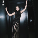 Nadine Sierra posa para la portada de 'Shangay' con un vestido de <a href="https://isabelsanchis.com/" target="_blank" rel="noopener">Isabel Sanchis</a> joyas de <a href="https://www.swarovski.com/es-ES/?utm_source=google&utm_medium=cpc&utm_campaign=ES_ES_Search_Branded_Core_Exact&utm_adgroup=122926450765&utm_term=swarovski&utm_id=13830121361&creative=758227942259&device=c&placement=&gad_source=1&gad_campaignid=13830121361&gbraid=0AAAAADgqjmzbdmu-0QJfFMbtDgGAfrJe7&gclid=Cj0KCQjw94bTBhDQARIsAN3vv0zO_r841ZnL1PEOw3n4-g5OW82K3rF5iAWhprozAs56yKksQnv1r1AaAt90EALw_wcB">Swarovski</a> y zapatos de <a href="https://www.instagram.com/lilyandyou.shoes?igsh=MXRqMWo3d2NoMmd3ZQ%3D%3D" target="_blank" rel="noopener">Lily&You</a>. Foto: Salva Musté.