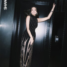 Nadine Sierra posa para la portada de 'Shangay' con un vestido de <a href="https://isabelsanchis.com/" target="_blank" rel="noopener">Isabel Sanchis</a> joyas de <a href="https://www.swarovski.com/es-ES/?utm_source=google&utm_medium=cpc&utm_campaign=ES_ES_Search_Branded_Core_Exact&utm_adgroup=122926450765&utm_term=swarovski&utm_id=13830121361&creative=758227942259&device=c&placement=&gad_source=1&gad_campaignid=13830121361&gbraid=0AAAAADgqjmzbdmu-0QJfFMbtDgGAfrJe7&gclid=Cj0KCQjw94bTBhDQARIsAN3vv0zO_r841ZnL1PEOw3n4-g5OW82K3rF5iAWhprozAs56yKksQnv1r1AaAt90EALw_wcB">Swarovski</a> y zapatos de <a href="https://www.instagram.com/lilyandyou.shoes?igsh=MXRqMWo3d2NoMmd3ZQ%3D%3D" target="_blank" rel="noopener">Lily&You</a>. Foto: Salva Musté.