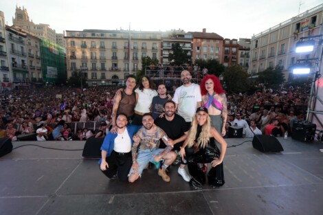 La plaza, llena para celebrar el pregón del Orgullo de este año.