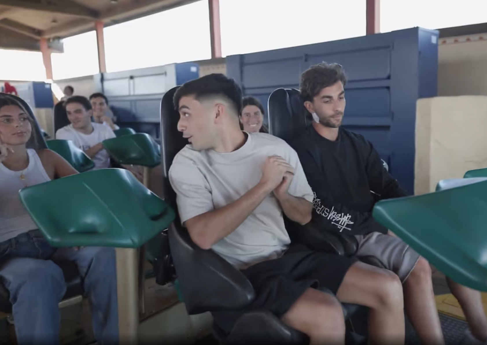 La cara de Alejandra cuando Pedri prefiere sentarse al lado de Ferran