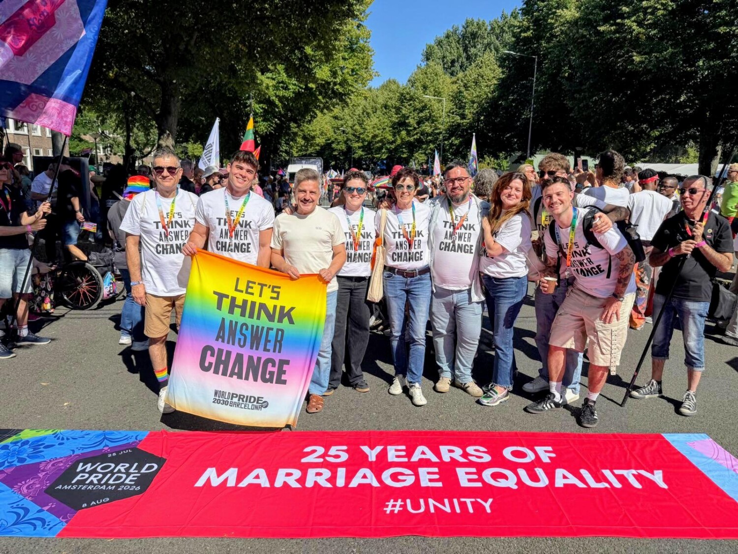 Juan Carlos Alonso y Julio del Valle con el equipo de la candidatura del WorldPride Barcelona 2030 en la WorldPride March de Ámsterdam.