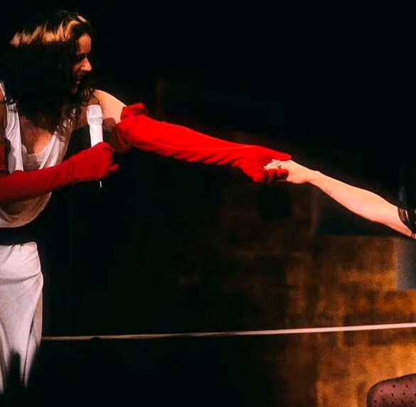 Lali se confiesa en el LUX Tour en Buenos Aires: "¡Me caso, Rosalía, me caso!"