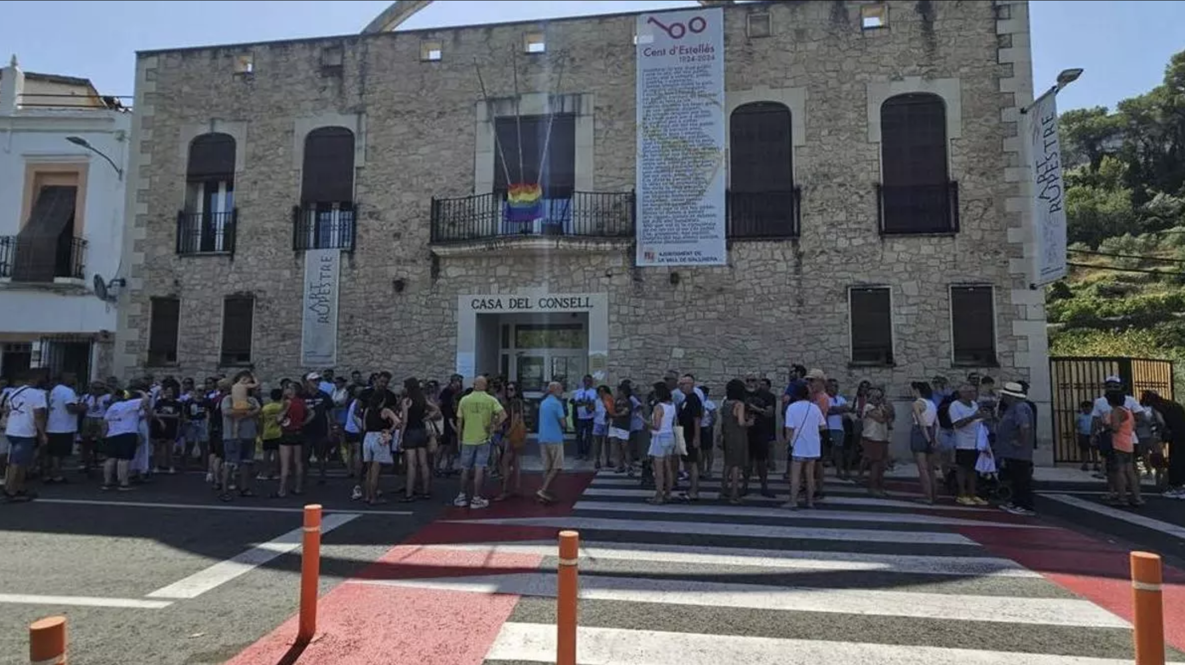 Concentración para denunciar una agresión homófoba de las fiestas de Benialí / Levante-EMV