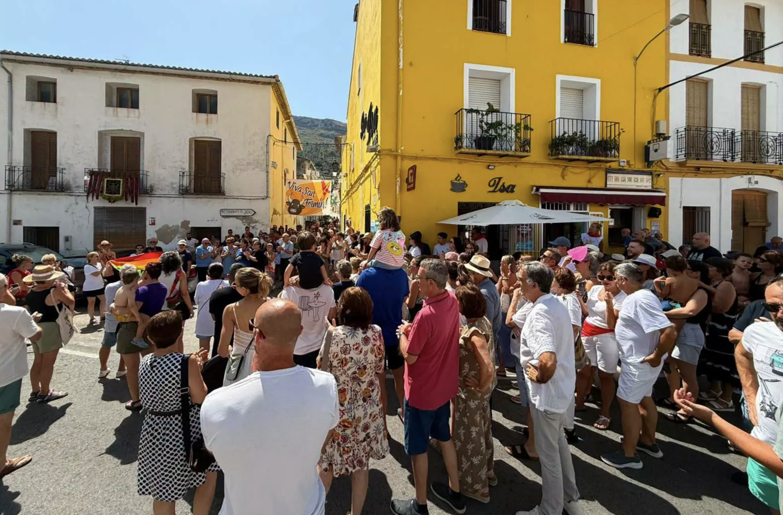 Concentración para denunciar una agresión homófoba de las fiestas de Benialí / Levante-EMV