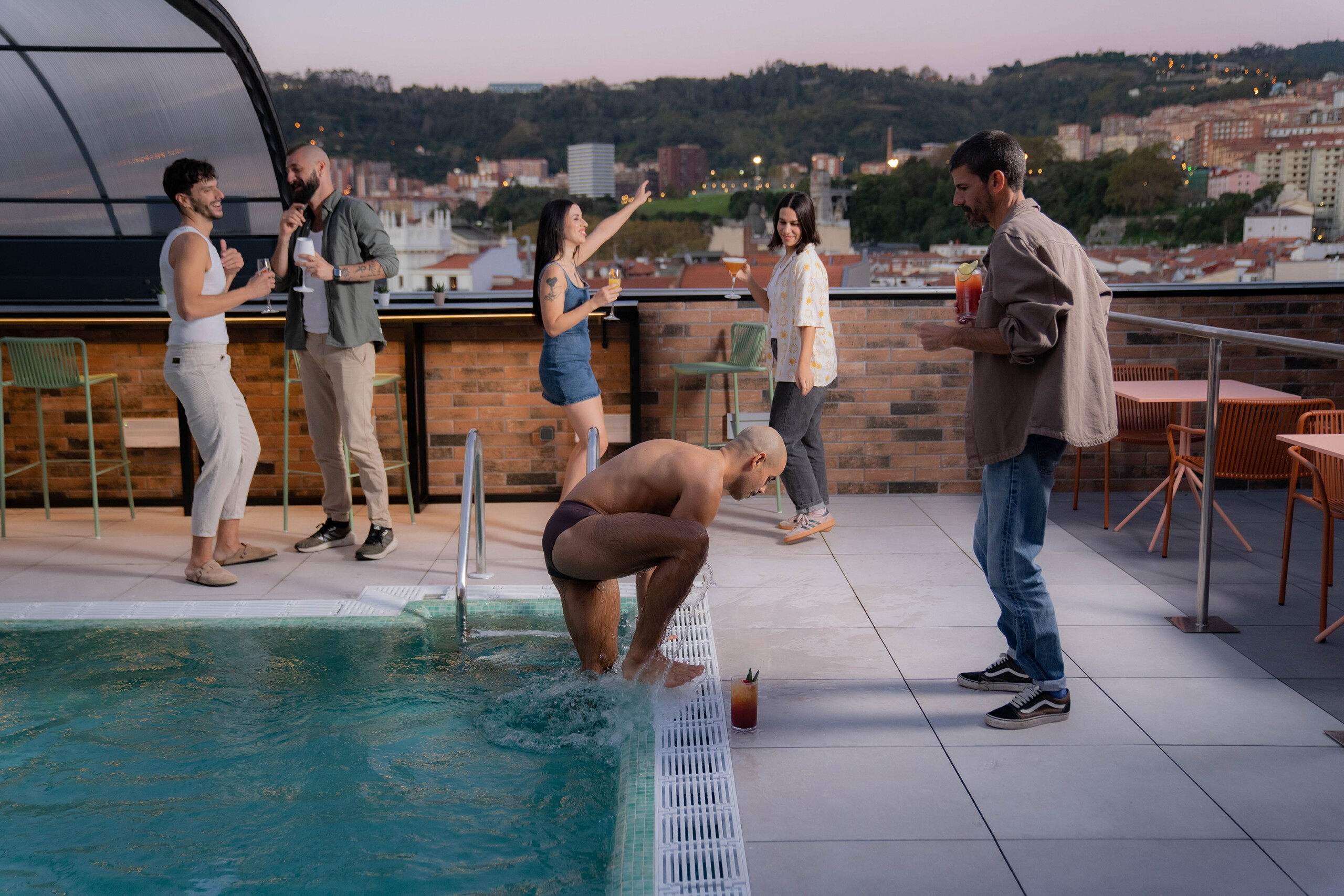 La previa de la Aste Nagusi de Bilbao este año se celebra en la POOL PARTY de Axel Hotel Bilbao.