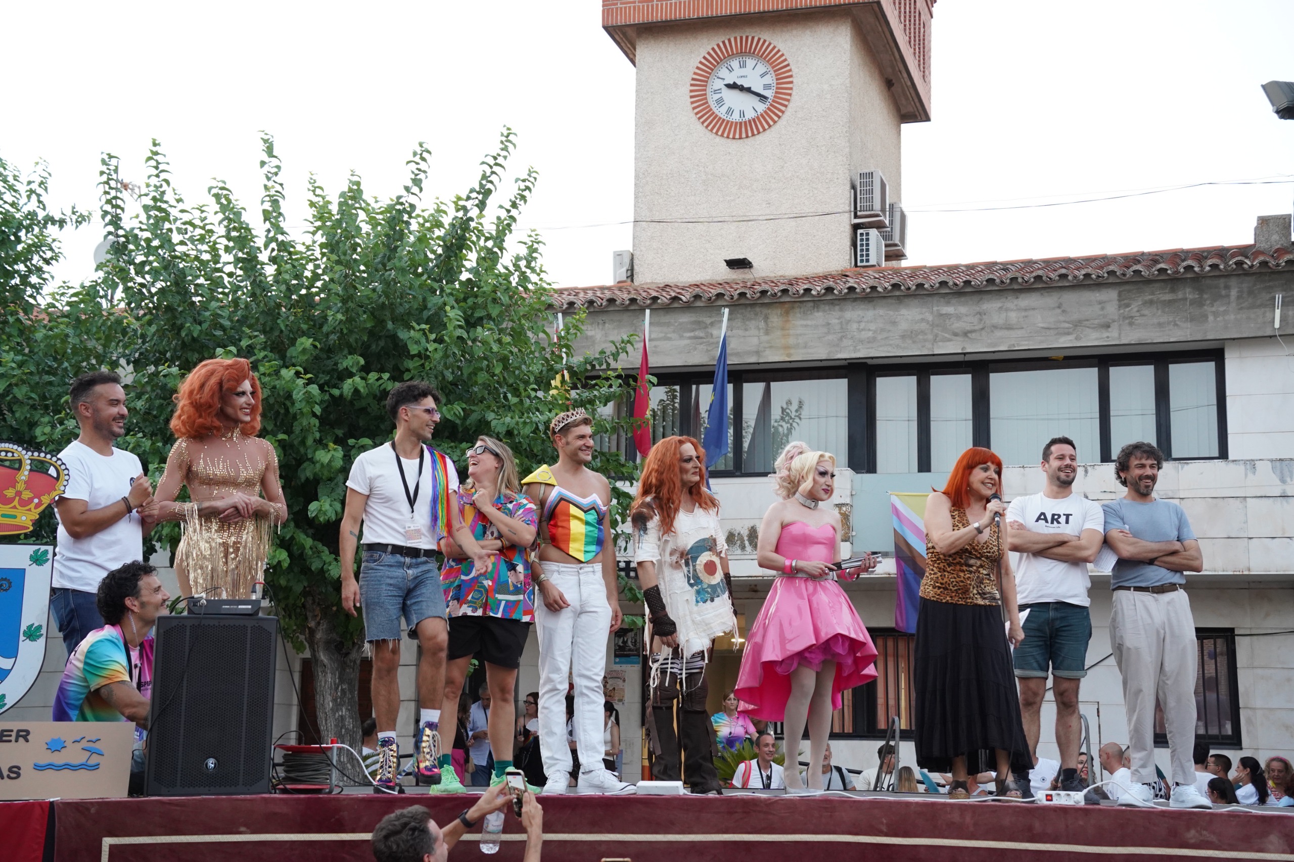 Al pregón del Orgullo de Cazalegas participaron algunos de los artistas que actuarían en la noche