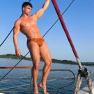 Megui Yeillow luciendo cuerpazo en un barco.
