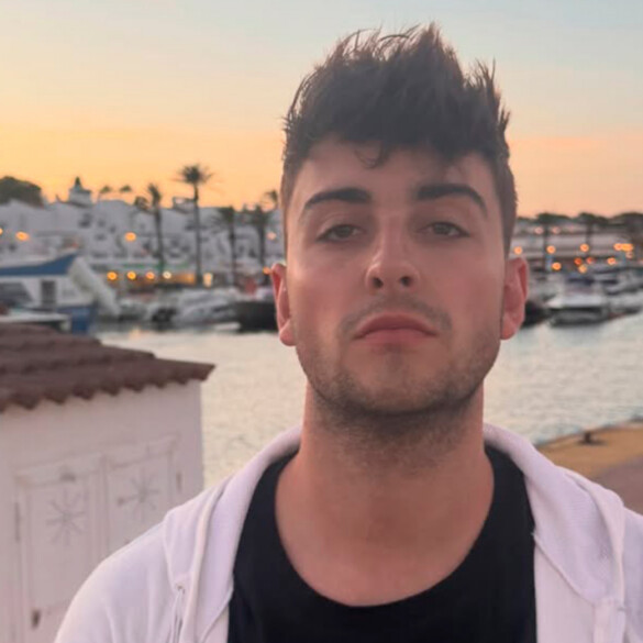 Juanjo Bona, reconocido por su pueblo mientras termina su segundo álbum